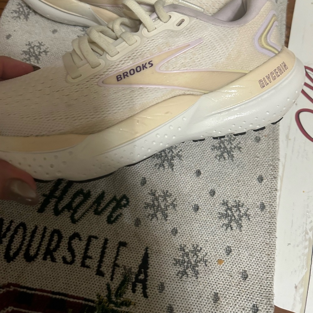 Very nice pair of Brooke shoes tan with white